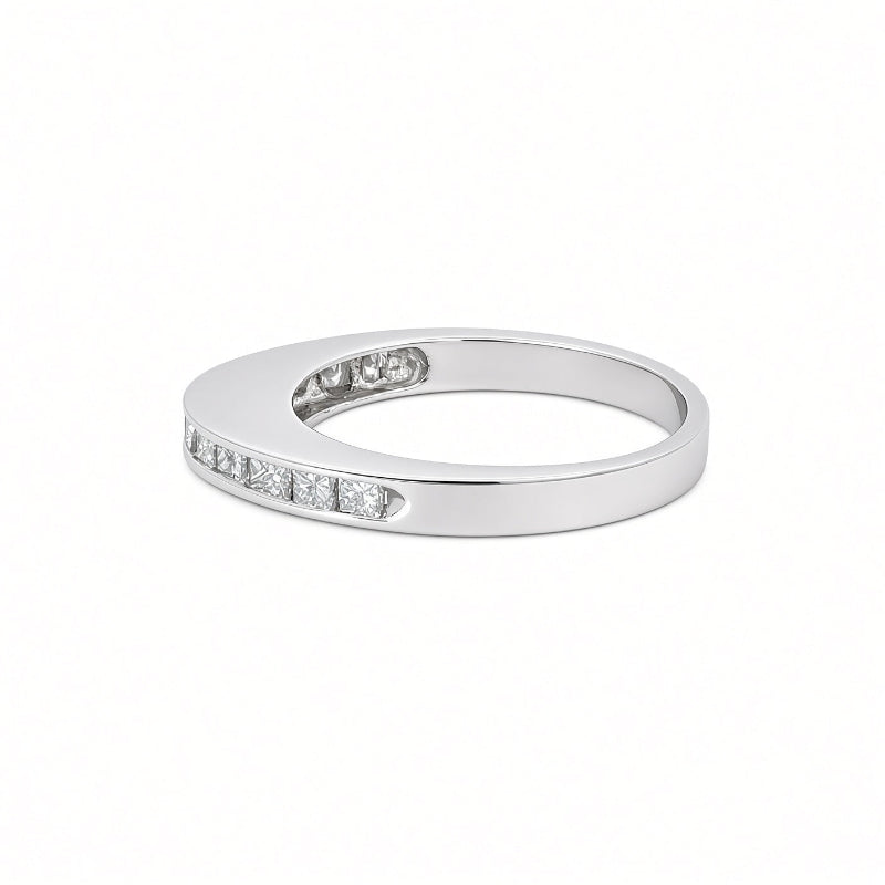 Petite_princess-cut_diamond_band